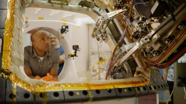 Practice Makes Perfect: Artemis II Astronauts Get Hands-On Opening Orion’s Hatch